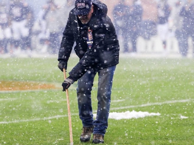 Снијег на фудбалском терену (Фото: илустрација/EPA/TANNEN MAURY) - 