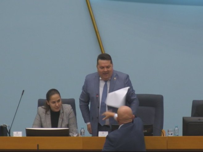 Дончић удаљен из скупштинске сале; Гађао папирима Стевандића (ВИДЕО)