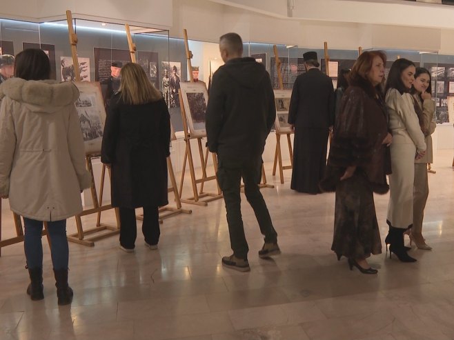 Oтворена изложба "Обреновићи – лично и приватно" Филипа Цветковића