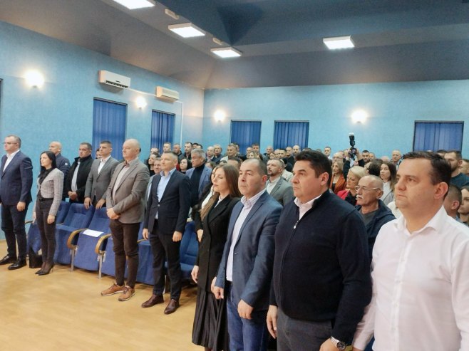 Предизборна трибина у Угљевику (Фото: СРНА)