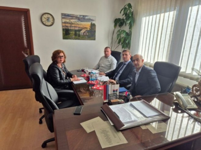 Сенка Јујић на састанку са начелником општине Кнежево (Фото: СРНА)