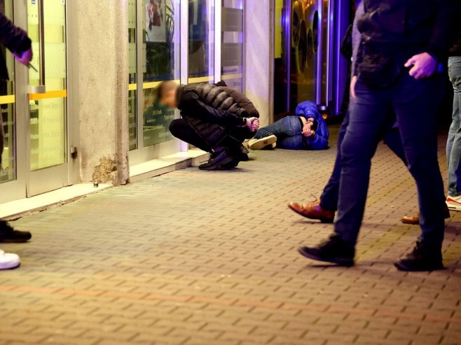 Три лица су ухапшена у Господској улици у Бањалуци због покушаја преваре Нове банке (ФОТО)