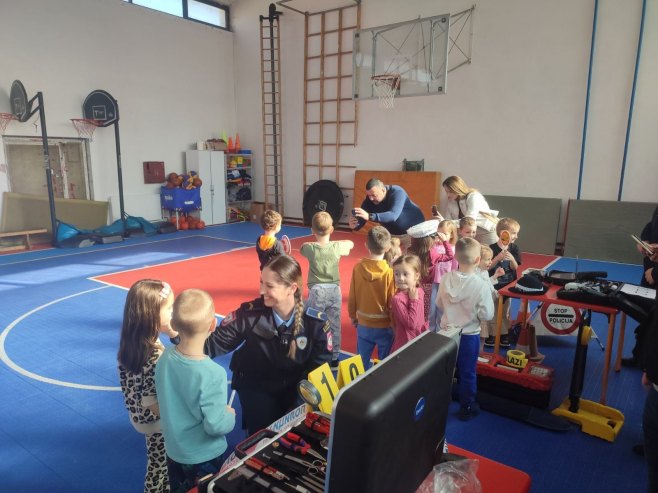 Дан отворених врата у ПУ Бијељина - на занимљив начин приближити професију најмлађима (ФОТО)