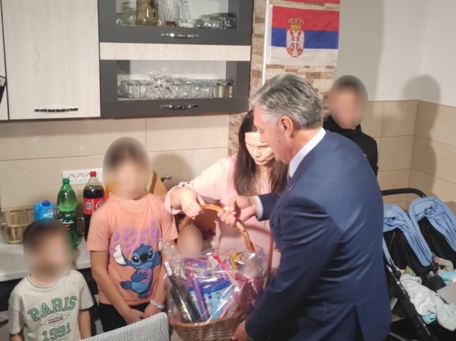 Додик и Каран посјетили десеточлану породицу Јовановић у вишеградском селу Гребен