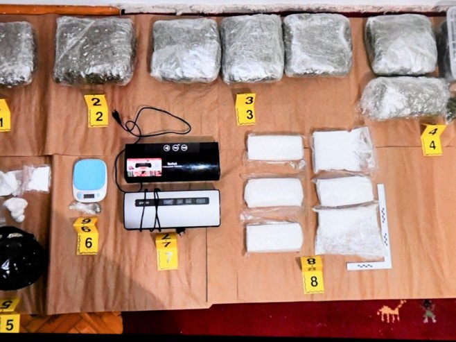 Акција "Беретка": Пронађено више од 38 килограма дроге, ухапшене три особе (ФОТО)