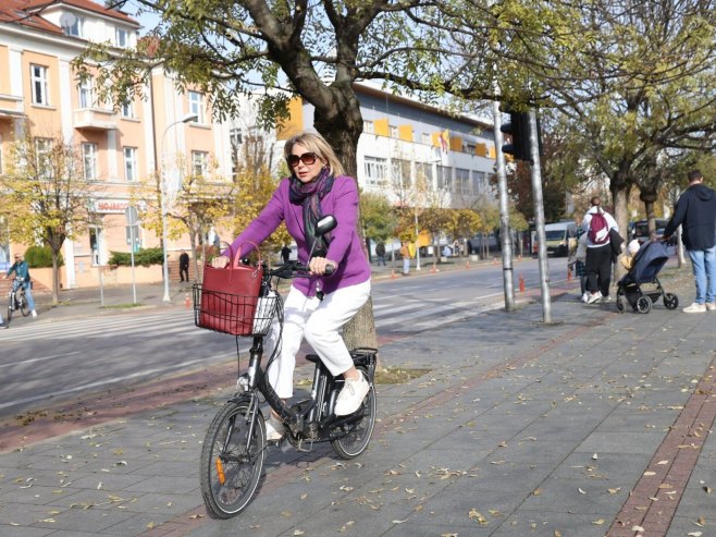 Тришић Бабић сунчан дан искористила за вожњу бициклом и разговор са грађанима (ФОТО)