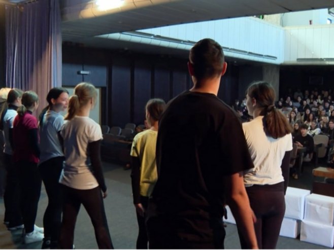 Добој: Гимназијалци премијерно извели представу "Руке" (ВИДЕО)