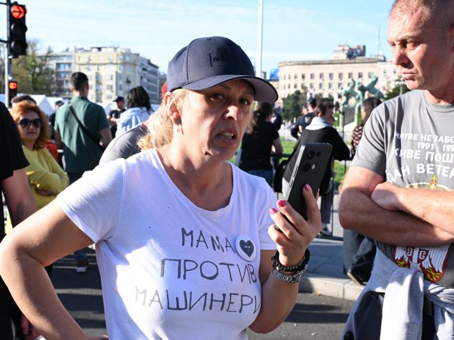 Дијана Хрка прекинула штрајк глађу, остаје испред Скупштине