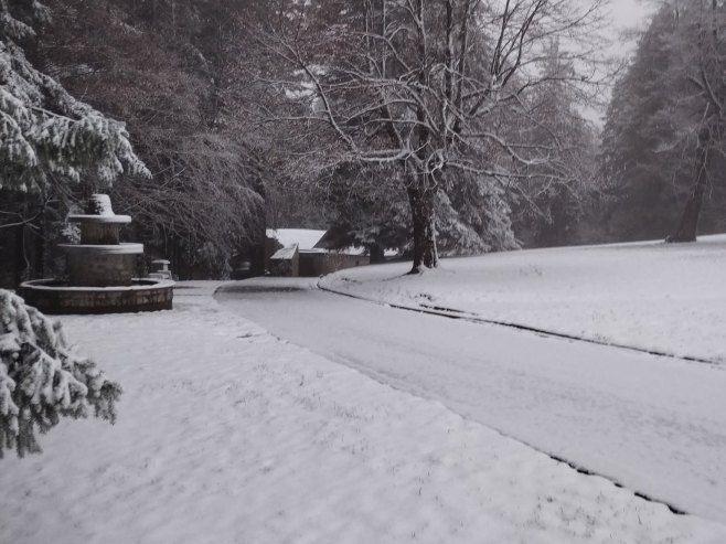 Снијег и сусњежица у већем дијелу земље, киша на југу