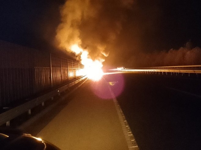 Аутомобил изгорио на ауто-путу "9. јануар"