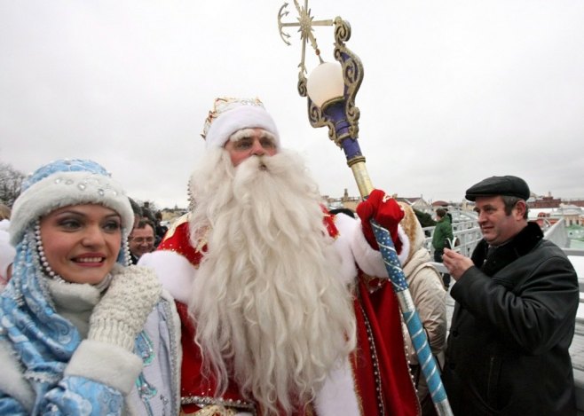 Воз Дједа Мраза кренуо из Владивостока на новогодишње путовање по Русији (ВИДЕО)