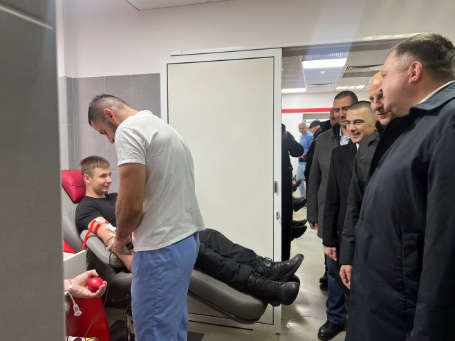 Кадети Полицијске академије и ученици Средње школе унутрашњих послова донирали крв (ФОТО)