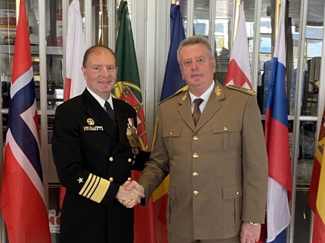 Гојко Кнежевић присуствовао примопредаји дужности команданта НАТО у Напуљу (ФОТО)