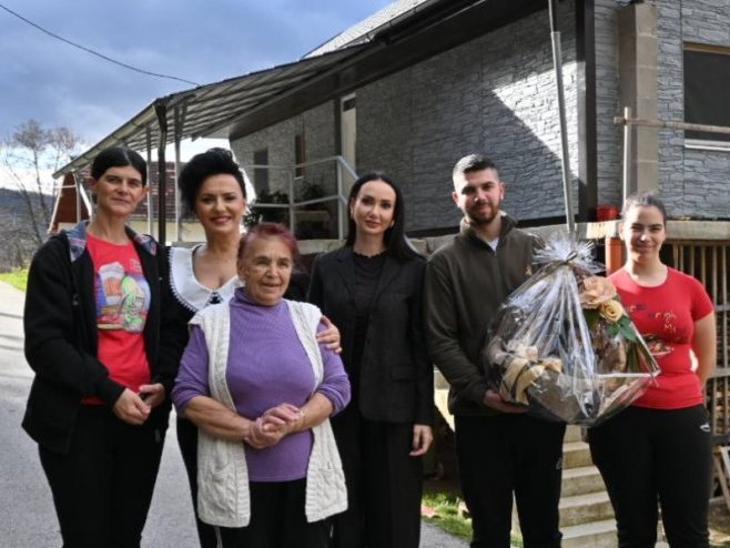 Оснивача Фондације "Српска кућа" Горице Додик посјетила породицу Савић у општини Језеро