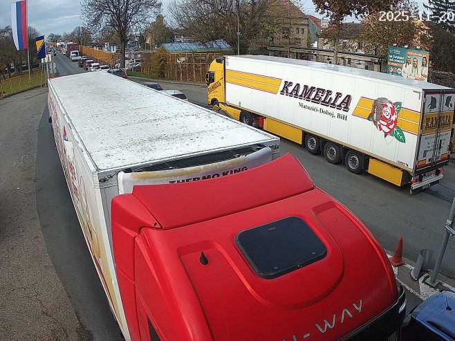 На прелазу Градишка дуже колоне возила у оба смјера