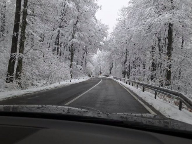 Због најављених падавина упозорење да се на пут не креће без зимске опреме