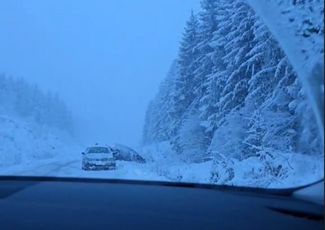 Проблеми у саобраћају због сњежних падавина: Камион склизнуо са цесте, аутомобил у каналу