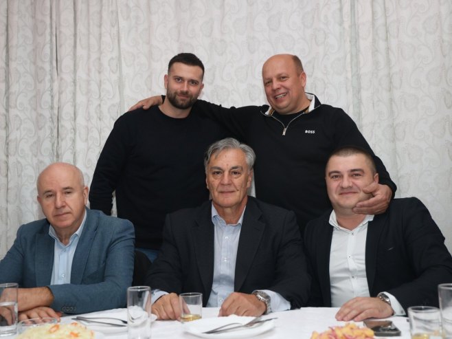 Каран на слави - Фото: ZIPAPHOTO/Borislav Zdrinja