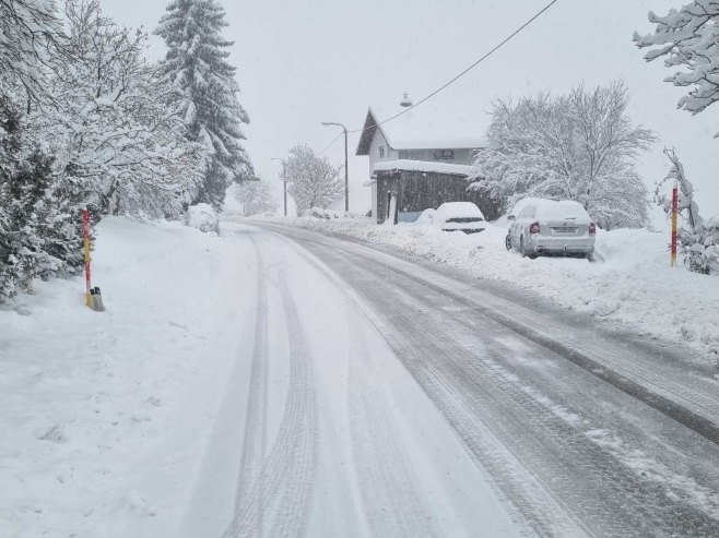У Кнежеву измјерено 55 центиметара снијега, путеви проходни; Апел возачима - не крећите без зимске опреме (ВИДЕО)