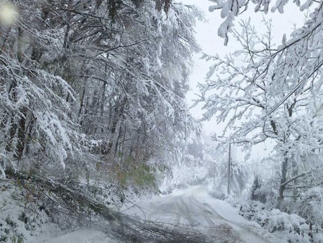 Бањалука: Доња Kола без струје, воде, а и пут није очишћен