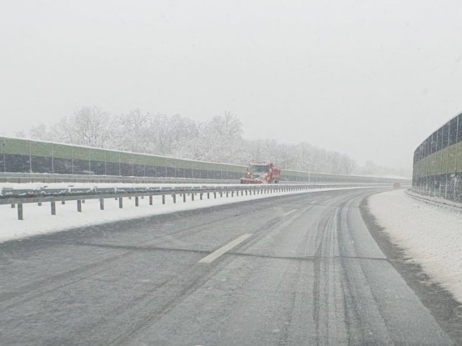 Ауто-пут "9. јануар" Бањалука-Добој потпуно очишћен од снијега (ВИДЕО)