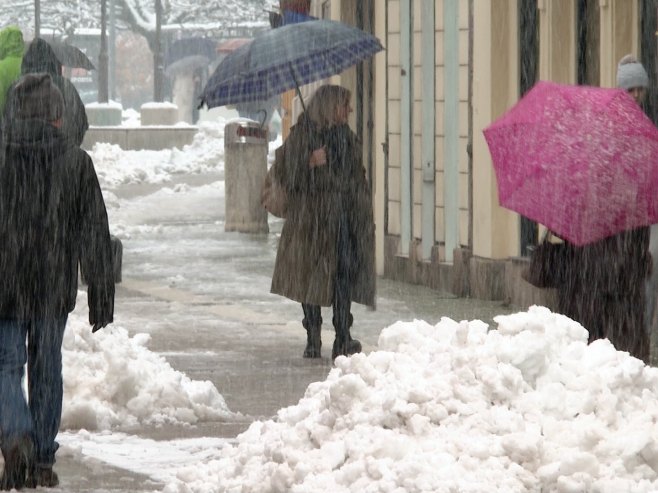 У Бањалуци поново колапс због снијега; Саобраћај отежан, тротоари неочишћени, грађани огорчени (ФОТО/ВИДЕО)