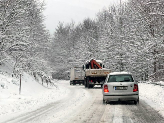 Отежан саобраћај на планинским превојима, посебно преко Рогоја; Возачима апел: Нигдје без зимске опреме! (ВИДЕО)