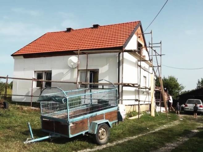 Захваљујући хуманости и помоћи породица Раковић из Машића уселила се у реновирану кућу (ВИДЕО)