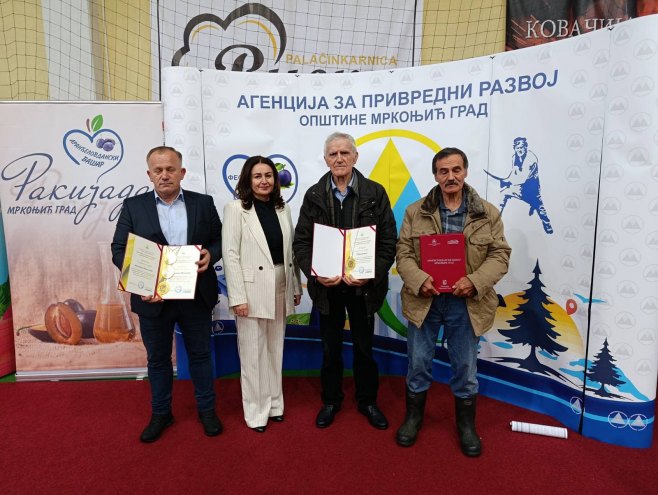 Аранђеловдански вашар у Мркоњић Граду: Најбоља шљивовица Миленка Милекића (ВИДЕО)