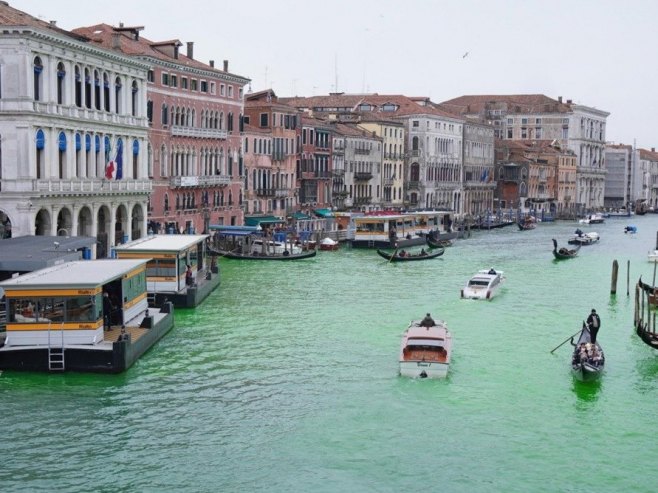 Велики канал у Венецији обојен у зелено (Фото: EPA/HANDOUT EXTINCTION REBELLION) Велики канал у Венецији обојен у зелено (Фото: EPA/HANDOUT EXTINCTION REBELLION) -