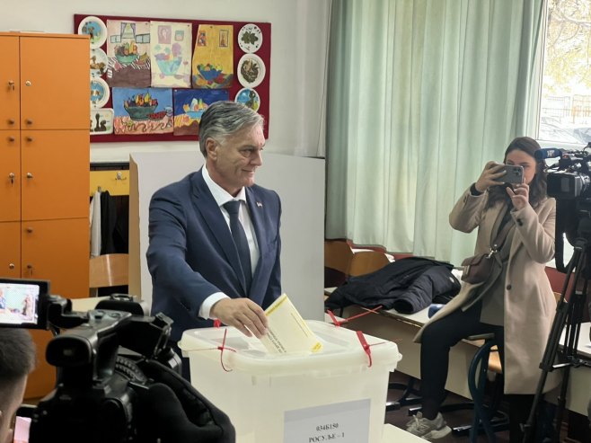 Синиша Каран обавио своју грађанску дужност у Бањалуци