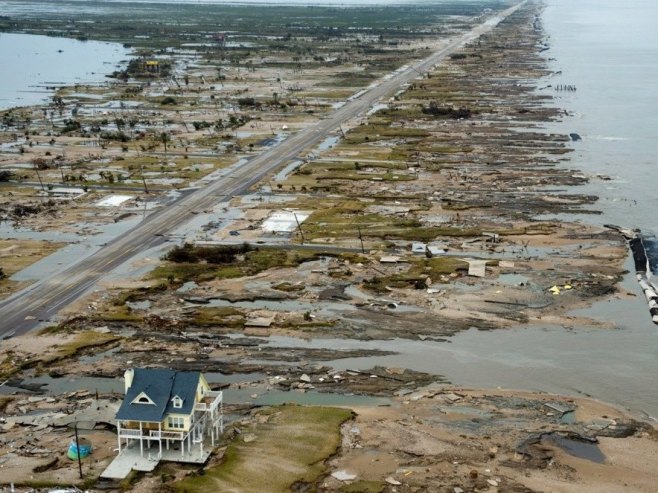 Више од 100 кућа оштећено у торнаду који је погодио Хјустон (ФОТО/ВИДЕО)