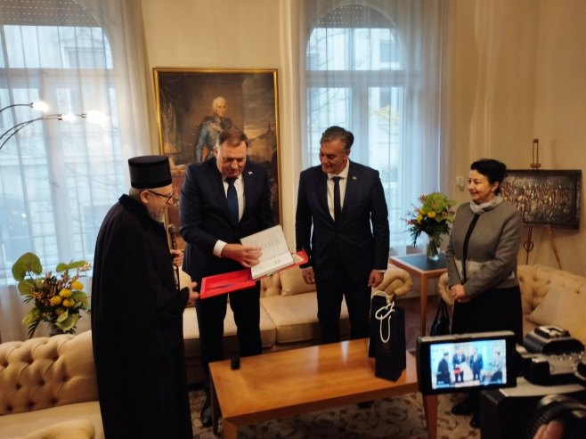 Додик и Каран са његовим високопреосвештенством митрополитом будимским Лукијаном