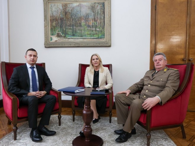 Цвијановићева са Гогановићем и Кнежевићем о стању у ОС и питањима из домена одбране