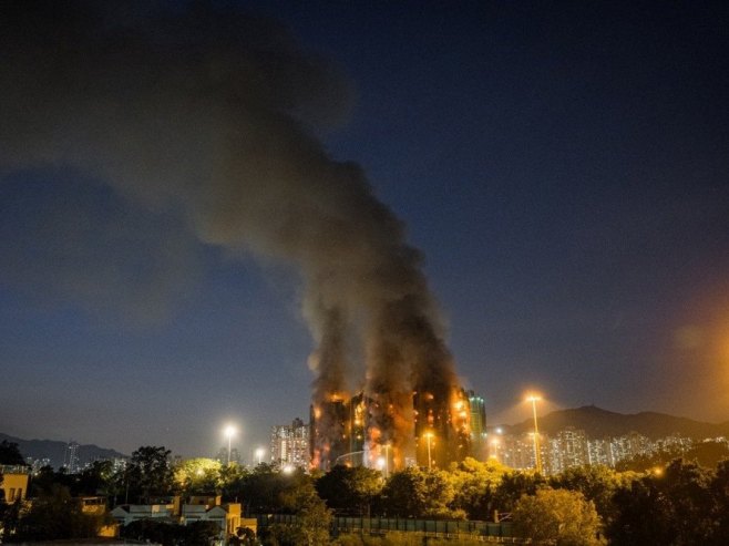 Најмање 13 особа настрадало у пожару у стамбеном комплексу у Хонгконгу (ВИДЕО)