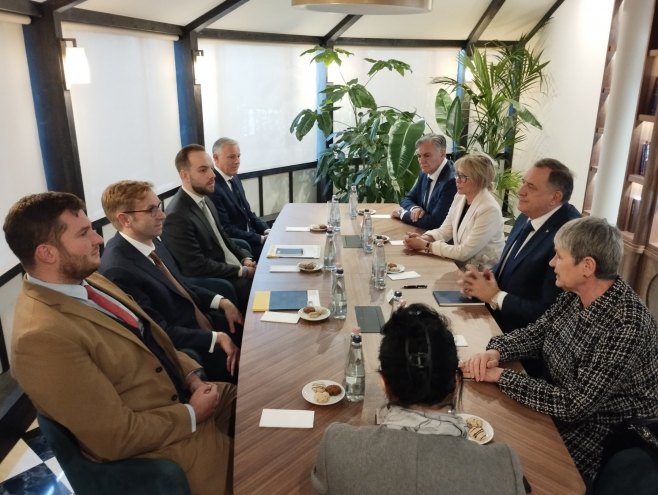 Додик, Каран и Тришић-Бабић са руководством "Матија Корвин" Колеџа (ФОТО)