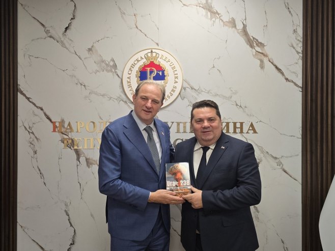 Алексић поклонио Стевандићу књигу о посљедицама бомбардовања осиромашеним уранијумом
