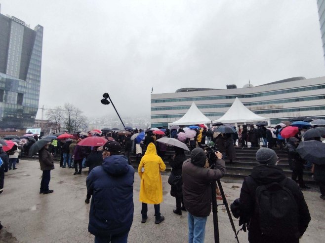 Протест радника БХРТ-а испред Парламентарне скупштине БиХ