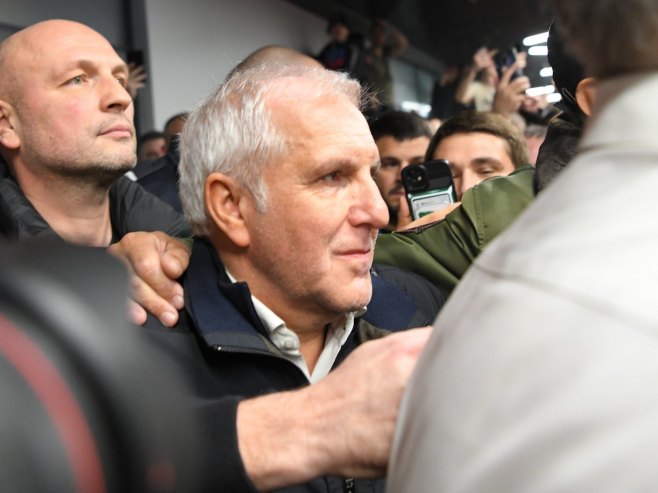 Навијачи дочекали Обрадовића - "Жељко остани" орило се београдским аеродромом (ФОТО/ВИДЕО)