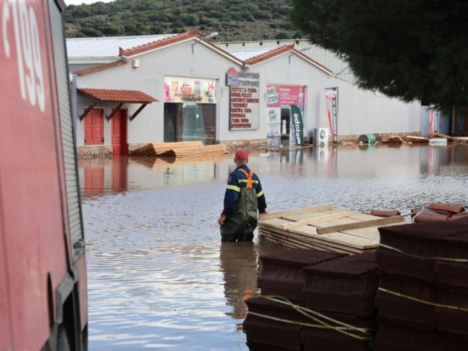 Oлуја хара Грчком: Улице под водом, на снази црвено упозорење (ВИДЕО)
