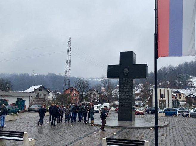 У Кравици код Братунца мирни скуп подршке предсједнику Удружења "Источна алтернатива" (ФОТО)