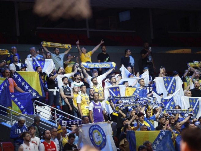 Срамно скандирање кошаркашима Србије, ратне заставе у Скендерији (ВИДЕО)