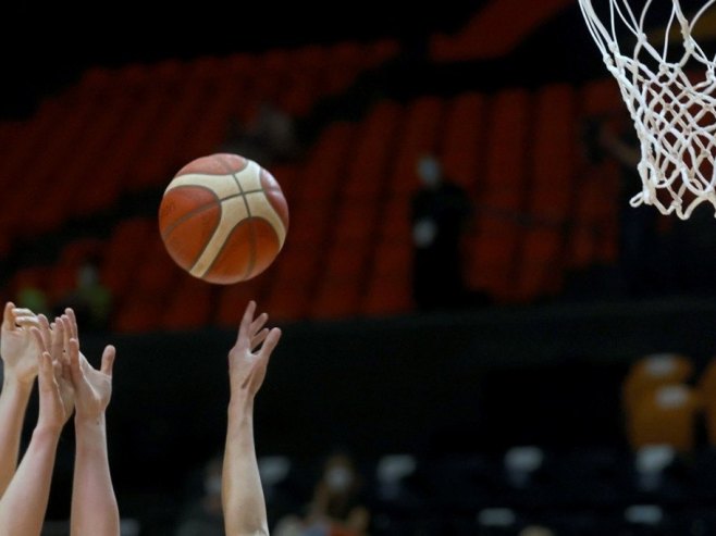 Србија савладала БиХ у Сарајеву; Срамно скандирање српским кошаркашима, ратне заставе у Скендерији (ВИДЕО)