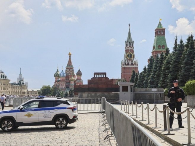 Руска полиција (фото: EPA/YURI KOCHETKOV) - 