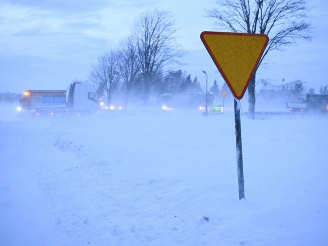 Ланчани судар 45 возила на ауто-путу у САД (ВИДЕО)