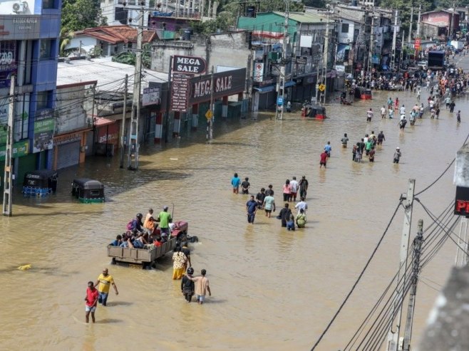 Више од 1.000 жртава поплава у Азији, укључена и војска (ФОТО/ВИДЕО)