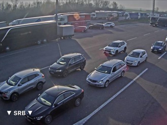 Теретњаци на излазу из Србије на Батровцима чекају седам часова