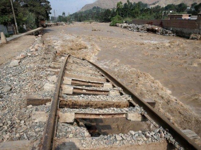 Клизиште потопило усидрене бродове у Перуу, најмање 12 људи погинуло, 50 нестало (ФОТО)