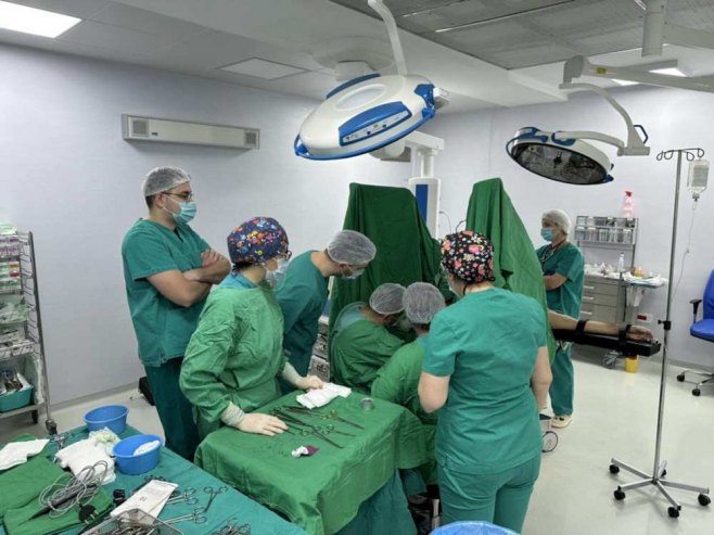 У сарадњи са свјетским стручњаком из Лондона уведена мини-извазивна процедура у болници у Фочи