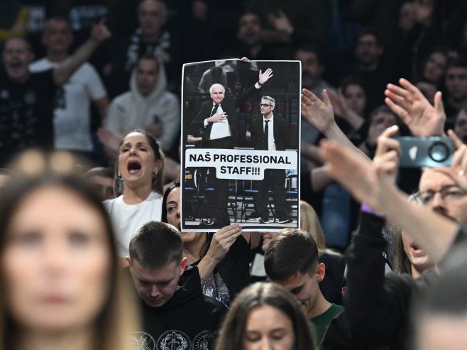Навијачи Партизана извиждали кошаркаше, пуна Арена пружила подршку Жељку Обрадовићу